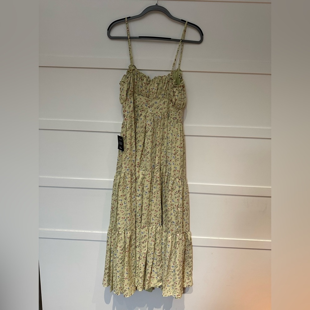 Lulu’s Dress • Spring Sensation Light Green Floral
Print Tiered Maxi Dress• L